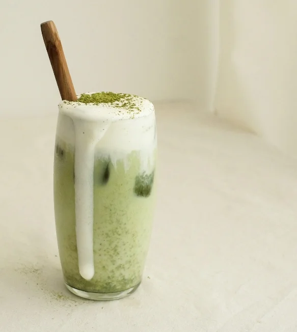 Bebida LIGHT sin cafeína en Puebla: propuesta moderna y refrescante con ingredientes naturales en EMUNA.